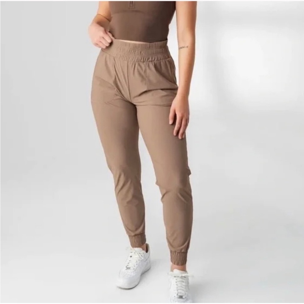 Medium Vitality swift jogger tan color EUC